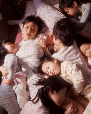 아이들에 둘러싸인 화사…'쏘 큐트' 콘셉트 포토 공개