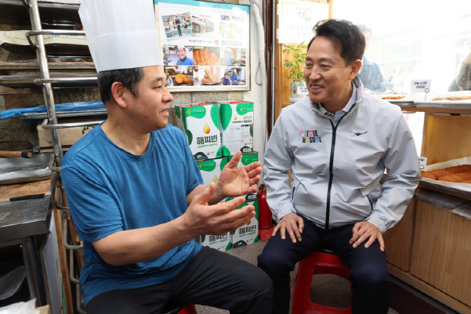 [포토]쌍리단길 상인들 애로사항 듣는 오세훈 시장