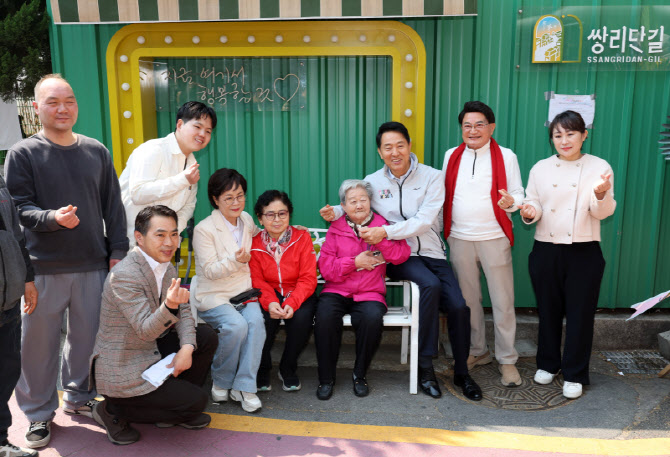 [포토]오세훈 서울시장, 쌍문동 지역 주민 및 상인들과 찰칵!