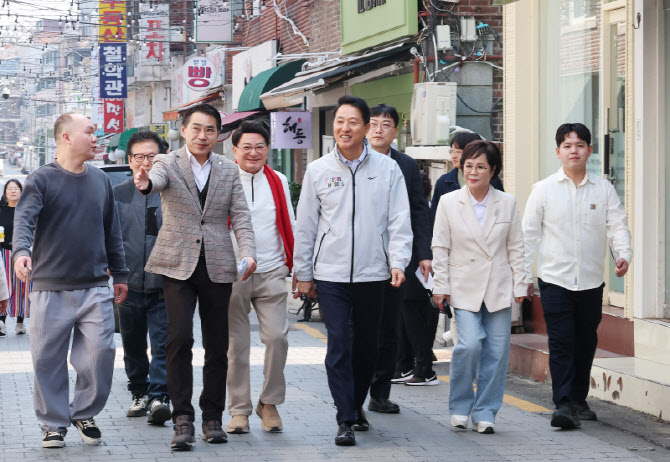 [포토]쌍리단길 둘러보는 오세훈 서울시장