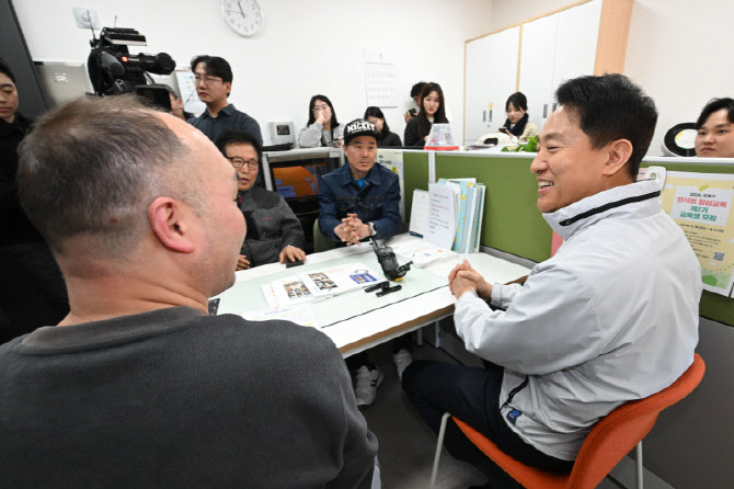 [포토]상인들 애로사항 청취하는 오세훈 시장