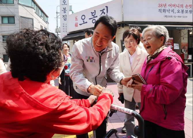[포토]쌍문동 지역주민들과 인사 나누는 오세훈 서울시장