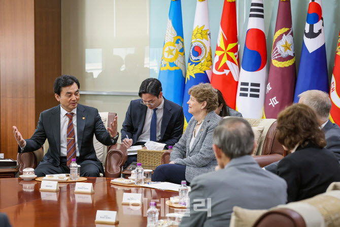 국방부장관, 美 상원의원단 접견…핵잠수함 건조 지지 요청
