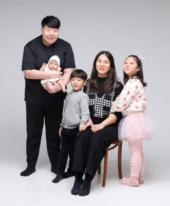 "아빠는 좋은 사람"...100일 딸 둔 다둥이 30대父, 7명 살리고 떠나