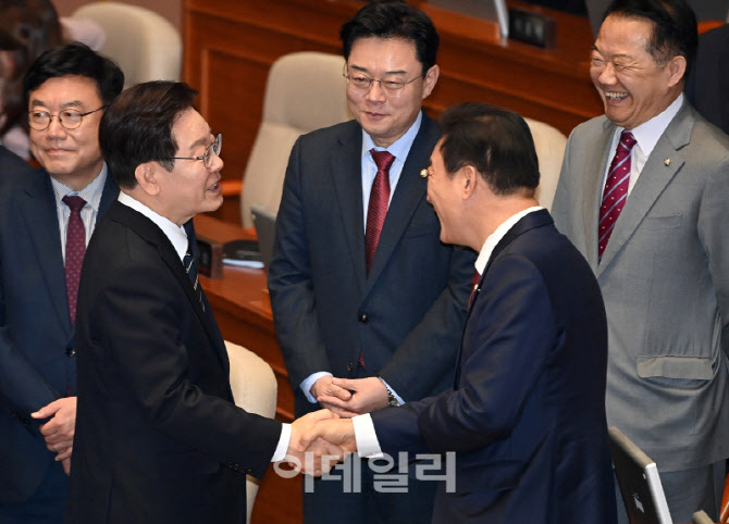 [포토]'국민의힘 의원들과 인사하는 이재명 대통령'