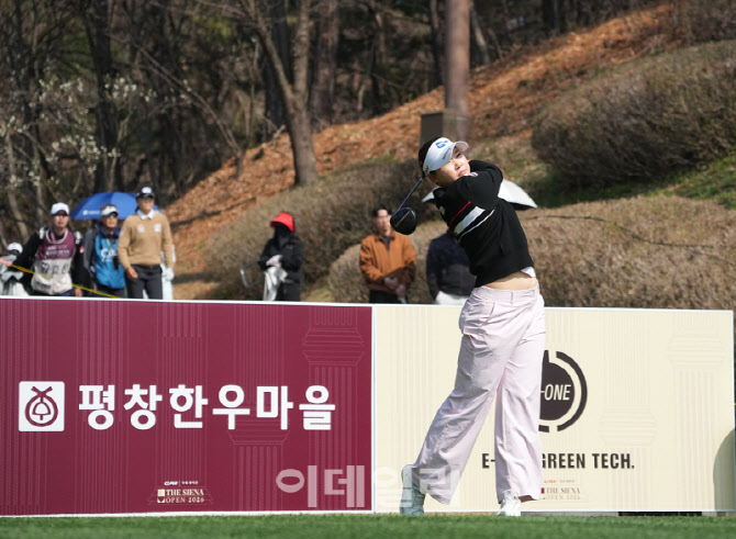 [포토]김민솔,첫 날 선두를 향하여