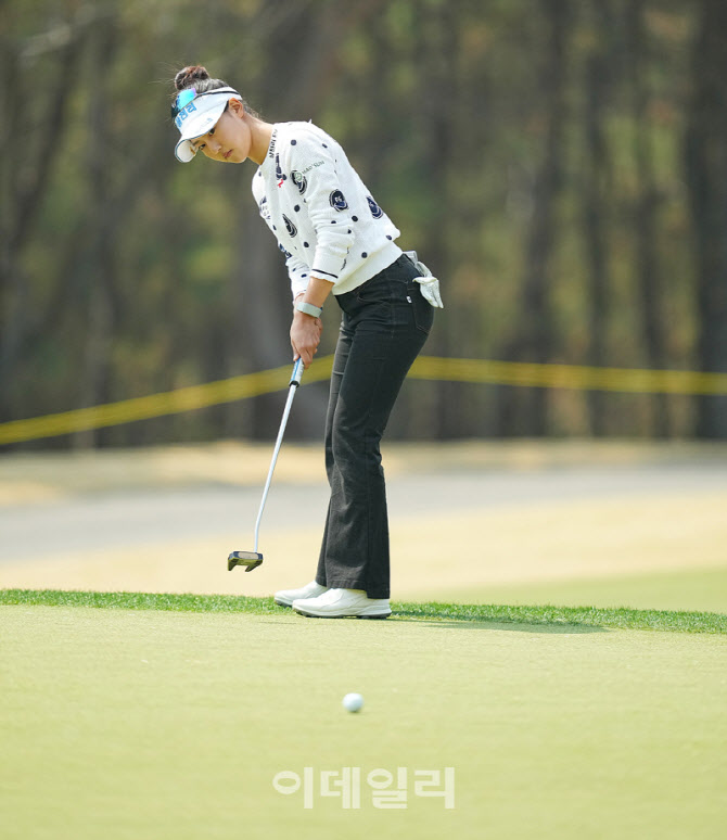 [포토]송지아,먼거리 버디 들어가라