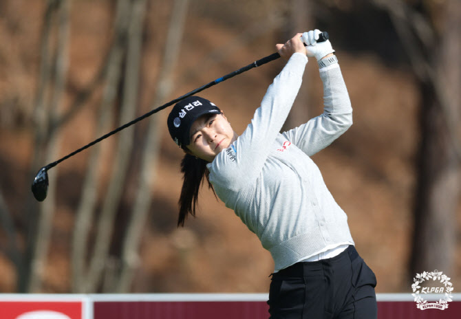 지난해 2승 고지원, KLPGA 투어 국내 개막전 첫날부터 선두 질주