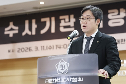 "인구절벽인데 변호사 공급 정반대"…변시 발표 전 변협 거리 나선다