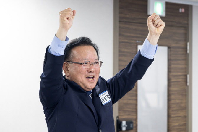 [포토]김부겸, 대구시장 민주당 후보자 면접 앞두고 '파이팅'
