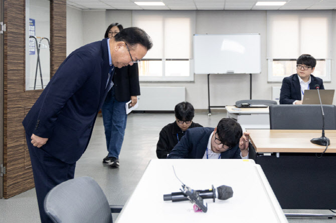 [포토]인사하는 김부겸 전 국무총리