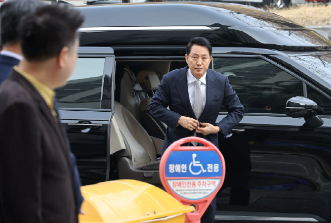 [포토]오세훈 시장,  '여론조사 대납 의혹 사건' 1심 속행 공판 출석