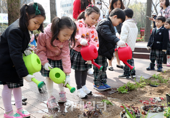 [포토] 꽃을 가꾸는 고사리손