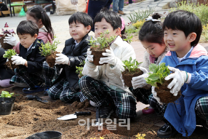 [포토] 꽃을 가꾸는 예쁜 고사리손