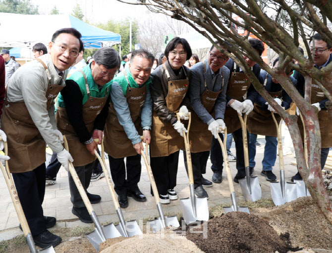 [포토] 나무 심는 조성명 강남구청장