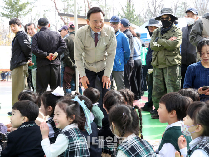 [포토] 강남구, 참여의 정원 숲 조성 행사
