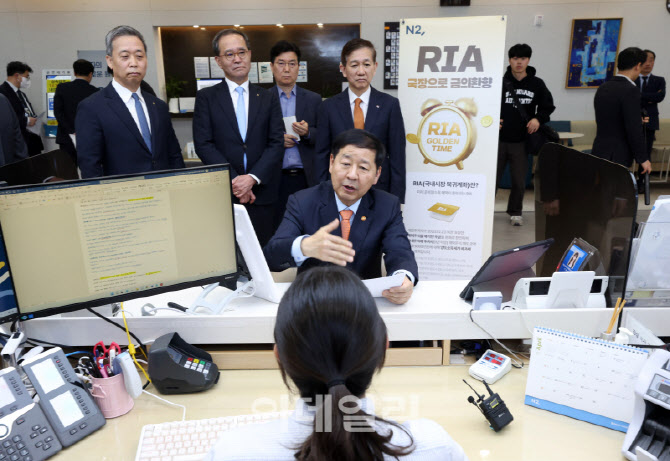[포토] 'RIA' 상품 설명 듣는 구윤철 부총리