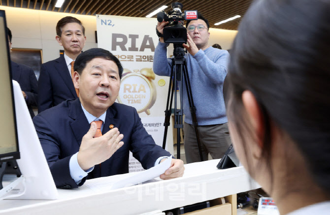 [포토] 'RIA' 상품 점검