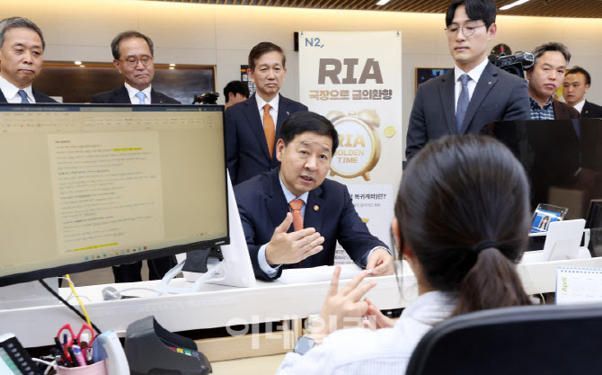[포토] 구윤철 부총리, 'RIA' 상품 점검