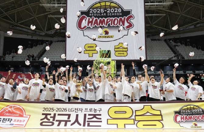 프로농구 LG, 12년 만에 정규리그 정상... 첫 통합 우승 도전