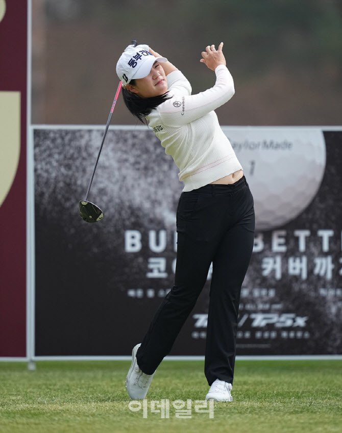 [포토]신이솔,순간적으로 클럽을 놓는다