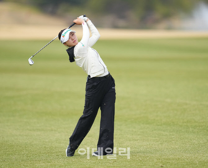[포토]한아름,버디 위해 붙어라