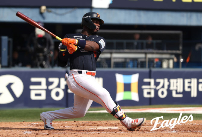 한화, 두산 수비 붕괴 틈타 완승… 위닝시리즈 확보