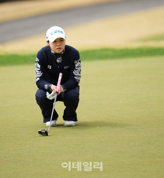 [포토]고지원,퍼트라인을 살핀다