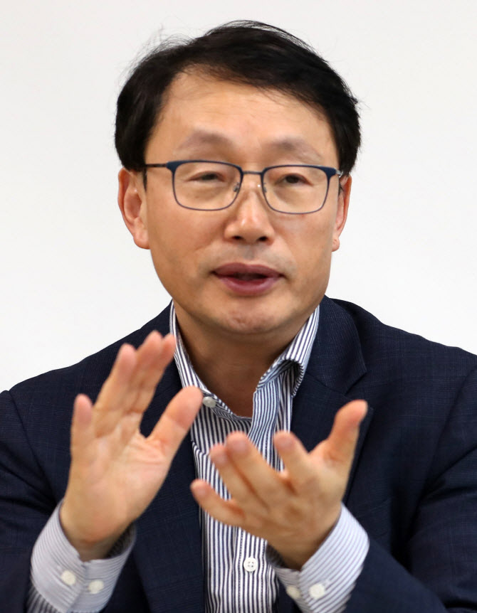 구현모 “AI 시대, ‘머리만 쓰는 직업’은 위험”