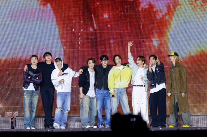 세븐틴, '완전체' 재계약 예고…플레디스와 동행 이어간다