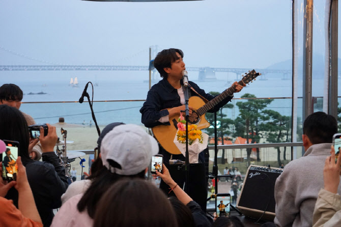 광안리에 봄…삼진포차에 `장범준` 깜짝 버스킹