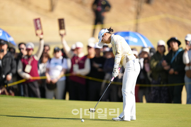 [포토]고지원,우승 버디 퍼트 들어가라