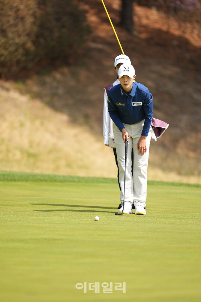 [포토]박성현,내리막 퍼트라인 확인