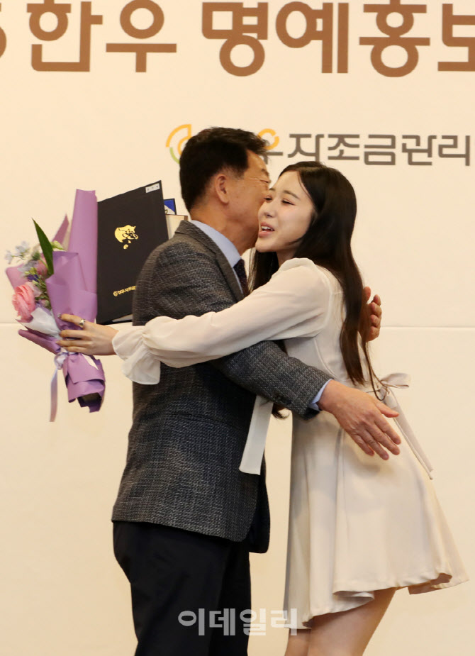[포토] 한우 명예홍보대사 트로트 가수 윤서령