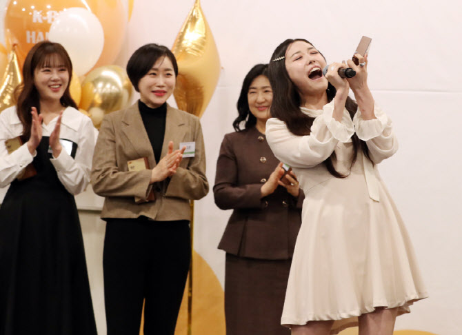 [포토] 노래하는 윤서령