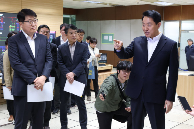 [포토]서울교통고사 관계자와 대화하는 오세훈 시장