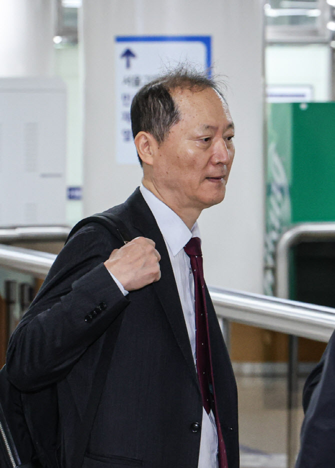 [포토]이완규 전 법제처장 공판 출석