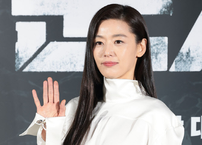 "왕사남 흥행 잇겠다"… 전지현, '군체'로 11년 만에 스크린 출격
