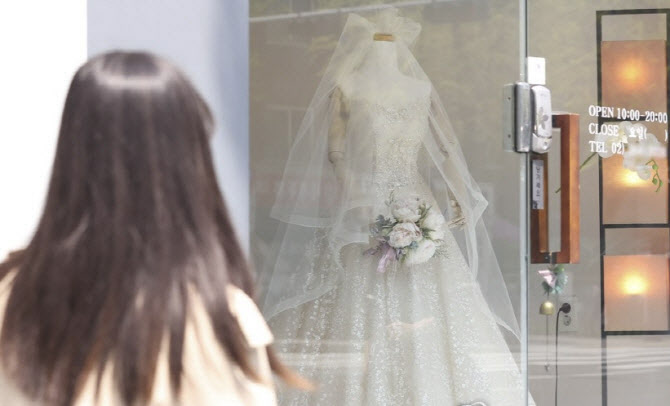 "눈 높아서 아냐"…결혼 못 하는 진짜 이유는 '사회·경제적 장벽'