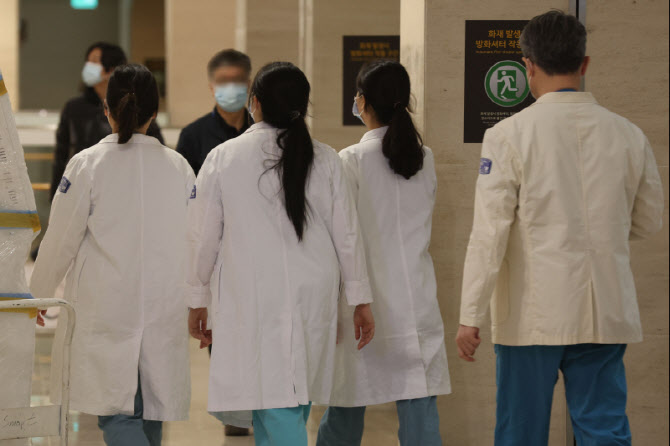 의무장교·공보의, 지원 기피 해소될까…복무 3→2년 단축 입법 발의