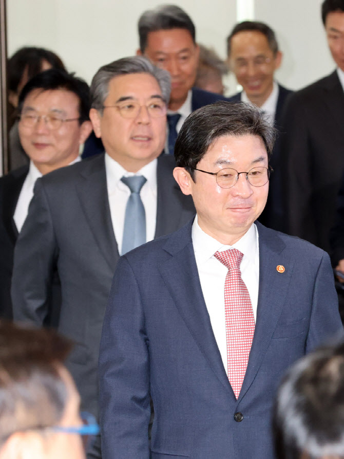 [포토]새만금 프로젝트 관련 현대차그룹-정책금융기관 금융지원· 협력 MOU 입장하는 내빈들