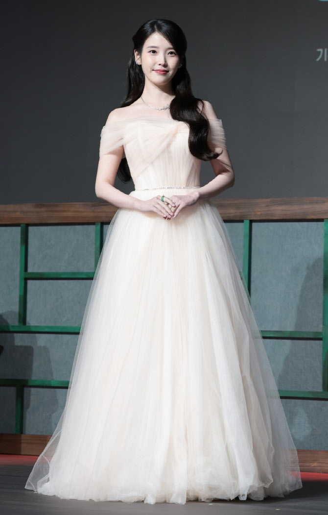 아이유 "업계 1위 놓쳐본 적 없어…'21세기 대군부인'도 그렇게 만들 것"