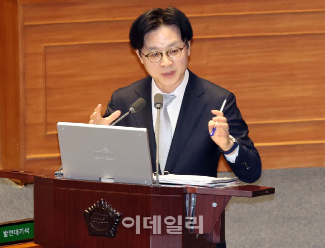 [포토]경제에 관한 질문, '답변하는 김정관 장관'