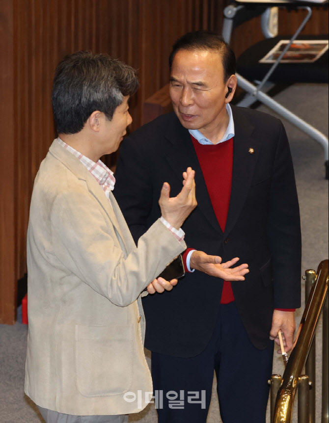 [포토]본회의, '대화하는 윤건영-박덕흠'