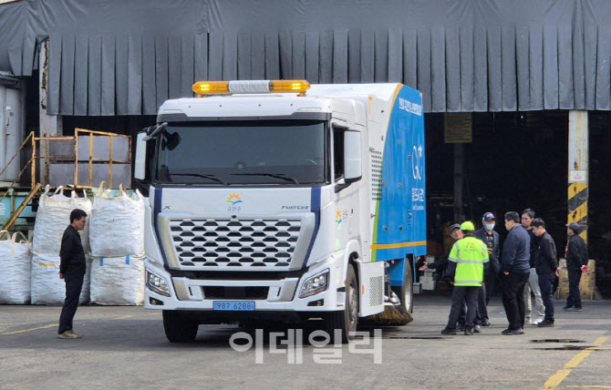 [포토] 금천구, 수소 전기 노면 분진 청소차 시연