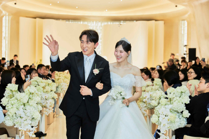 '숏박스' 김원훈·엄지윤, '장기연애' 커플 결혼 현실됐다…웨딩 이벤트