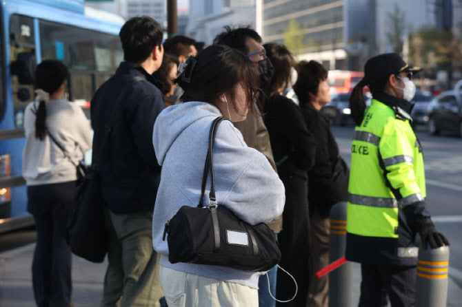 [포토]움츠리게 되는 날씨