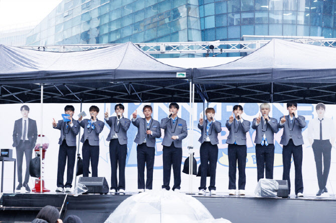 다시 뭉친 워너원 9人, DMC 문화공원서 '워너블'과 재회