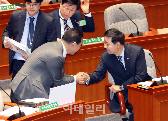 [포토]예산결산특별위원회, '악수하는 구윤철-박홍근'