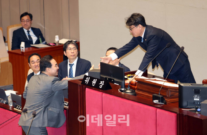 [포토]예산결산특별위원회, '악수하는 진성준-박홍근'